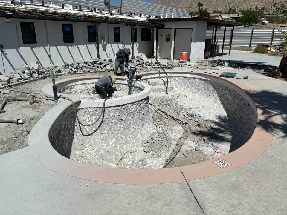 Infinity Edge Pools in Palm Desert: Are They Worth the Investment?